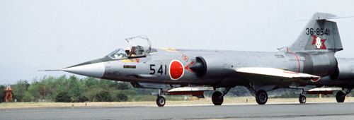 deux F-104J au roulage
